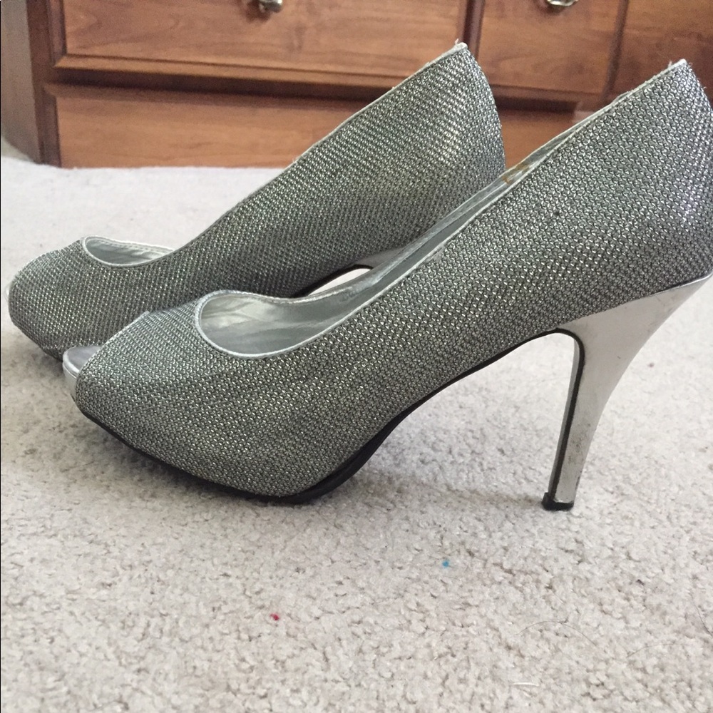Sparkly heels 👠